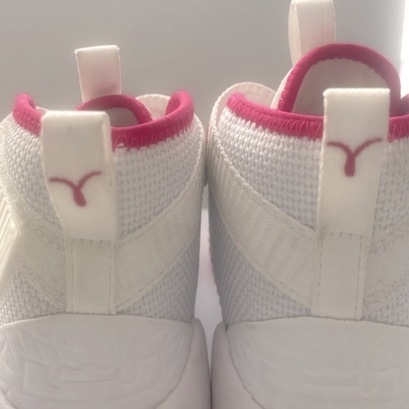 Nike 'Lebron Soldier 11' Kay Yow GS Shoes 918369-102 White Pink Cancer Sz 3Y - Picture 11 of 13